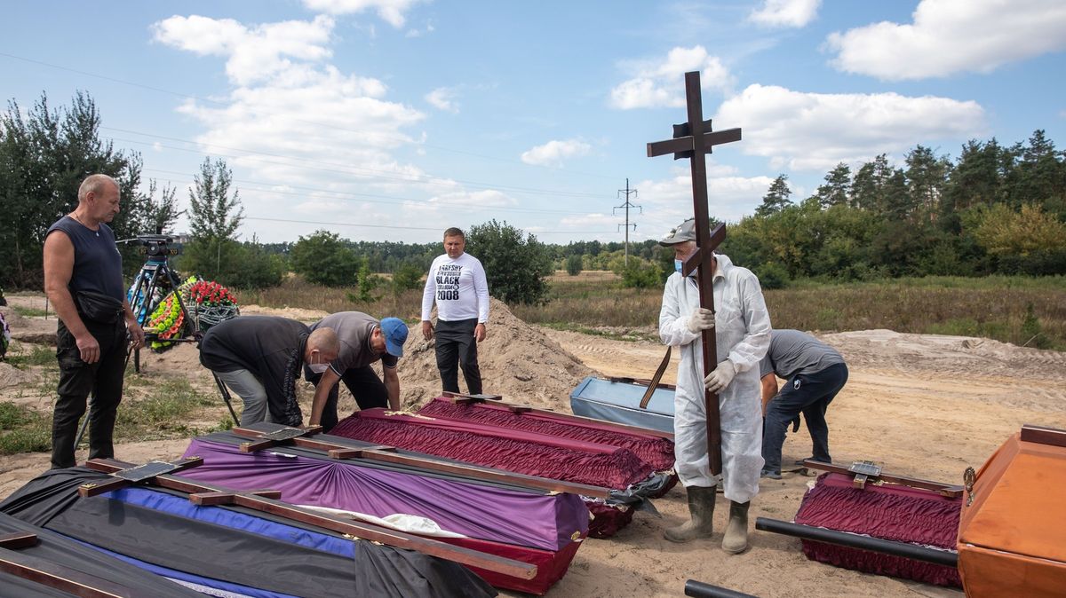 Co nejméně hrobů beze jmen. Ukrajinci hledají v Buči své zesnulé příbuzné